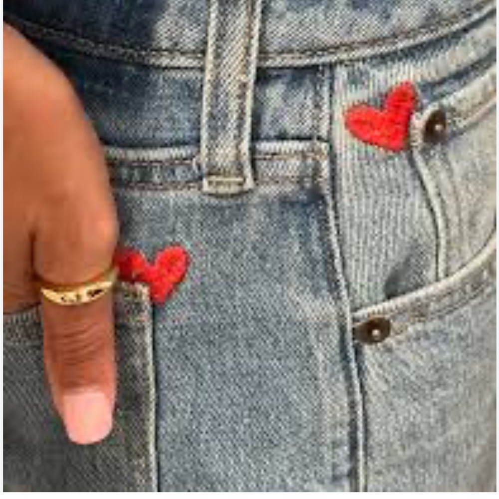 A&F Size 30R Curve Love High Rise 90s Relaxed Heart Embroidered Jean - Picture 4 of 12